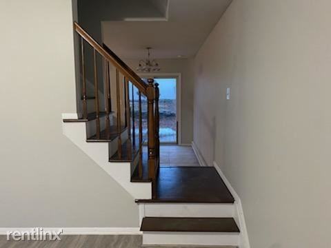 109 Lexington Blvd - Photo 3 of 6