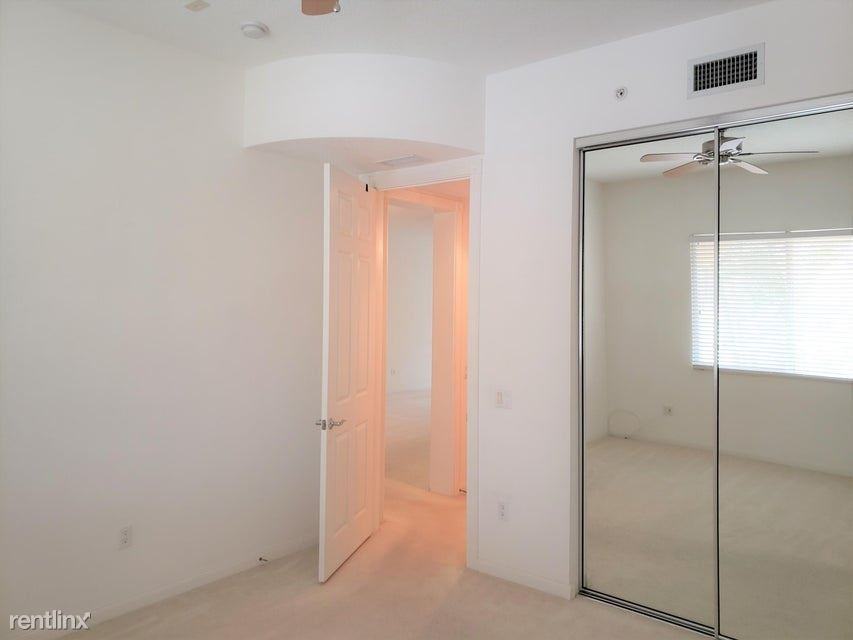 38 Harbour Isle Dr E #204 - Photo 2 of 12