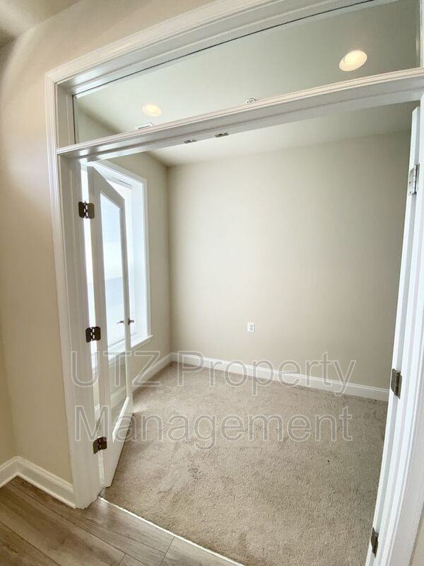 967 Holden Rd - Photo 3 of 33