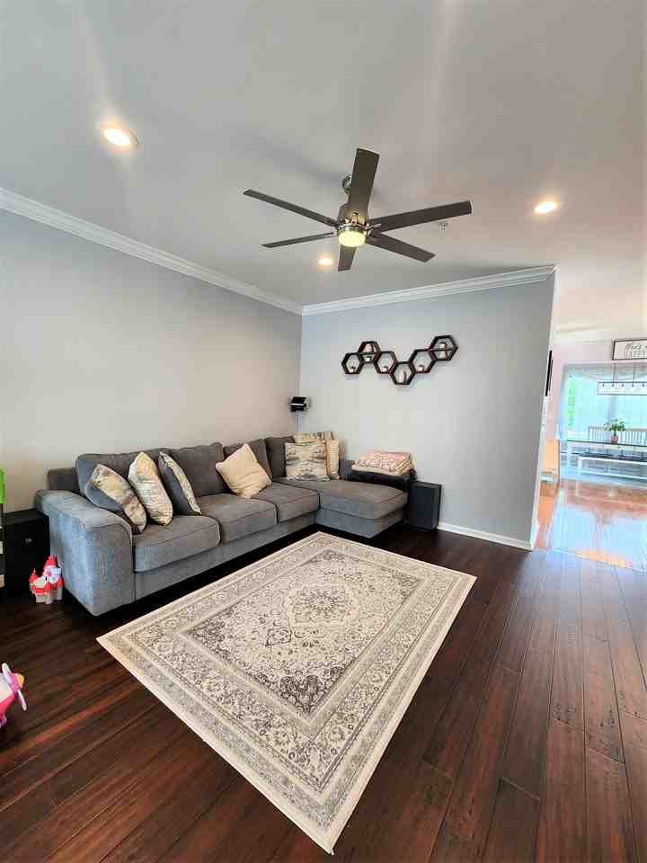 690 Tivoli Rd - Photo 3 of 35