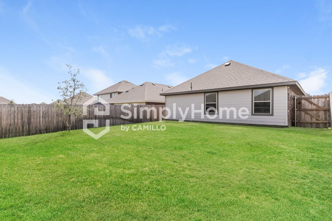 1500 Matthew St - Photo 3 of 16