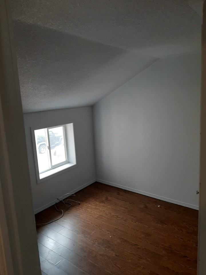 Downie - 1 bedroom + den - Photo 2 of 5