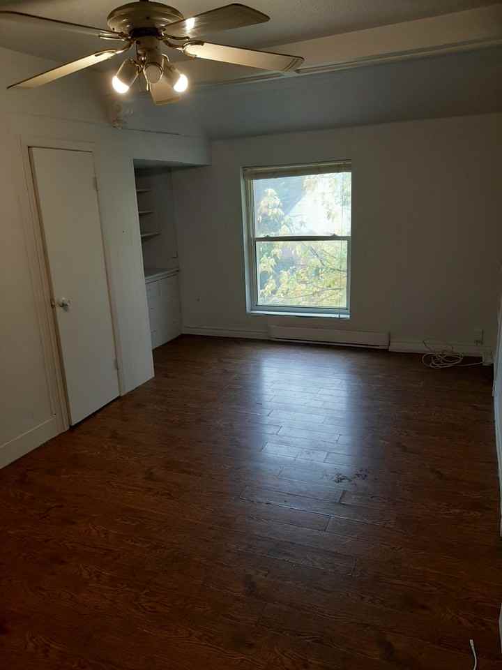 Downie - 1 bedroom + den - Photo 3 of 5