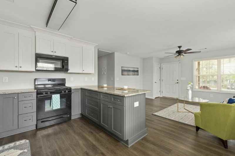 855 Dodge St Se - Photo 2 of 9