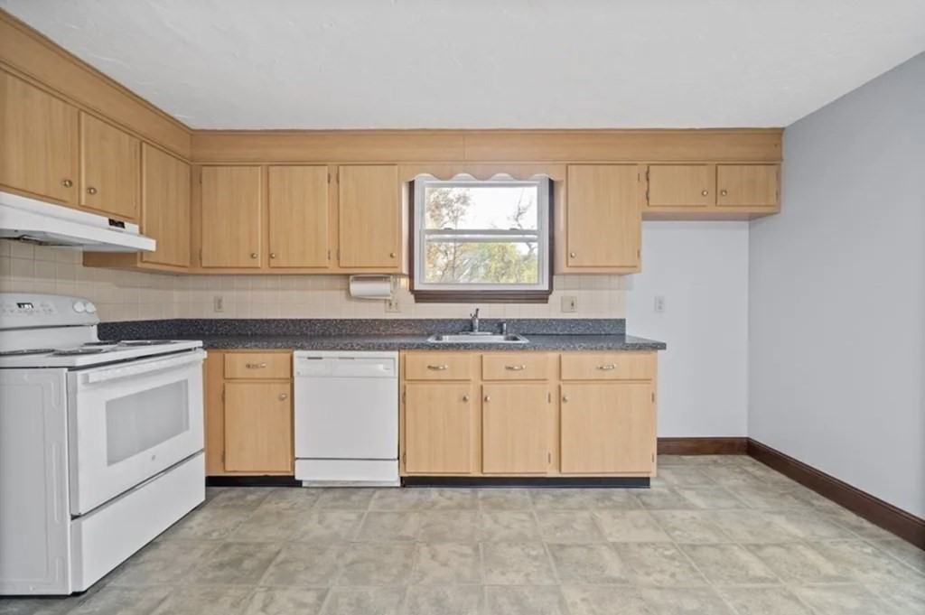 24 Bows Ln #24 - Photo 3 of 15