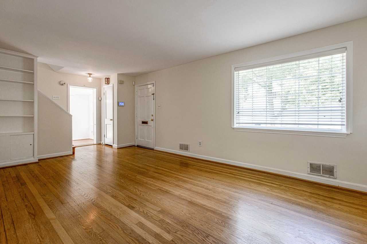 2509 Crest Ave - Photo 3 of 44