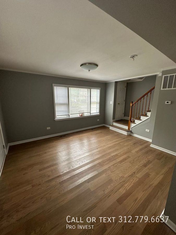 9639 S Hoxie Ave - Photo 2 of 11