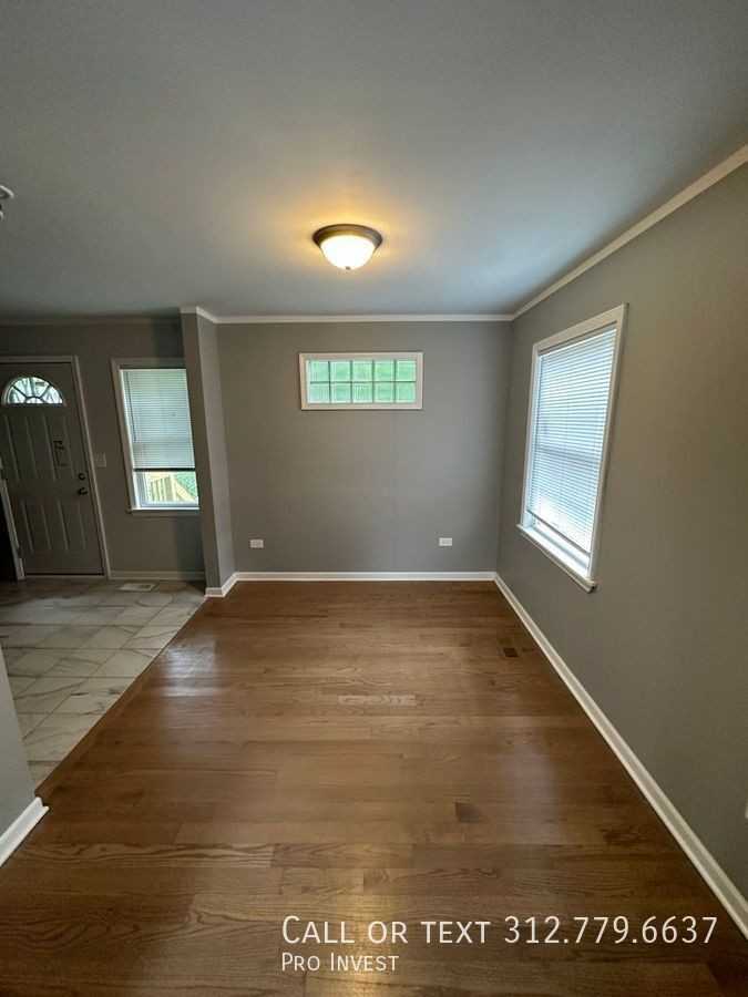 9639 S Hoxie Ave - Photo 3 of 11