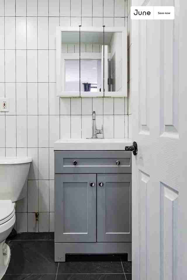 324 1/2 E 8th St #3B - Photo 7 of 12