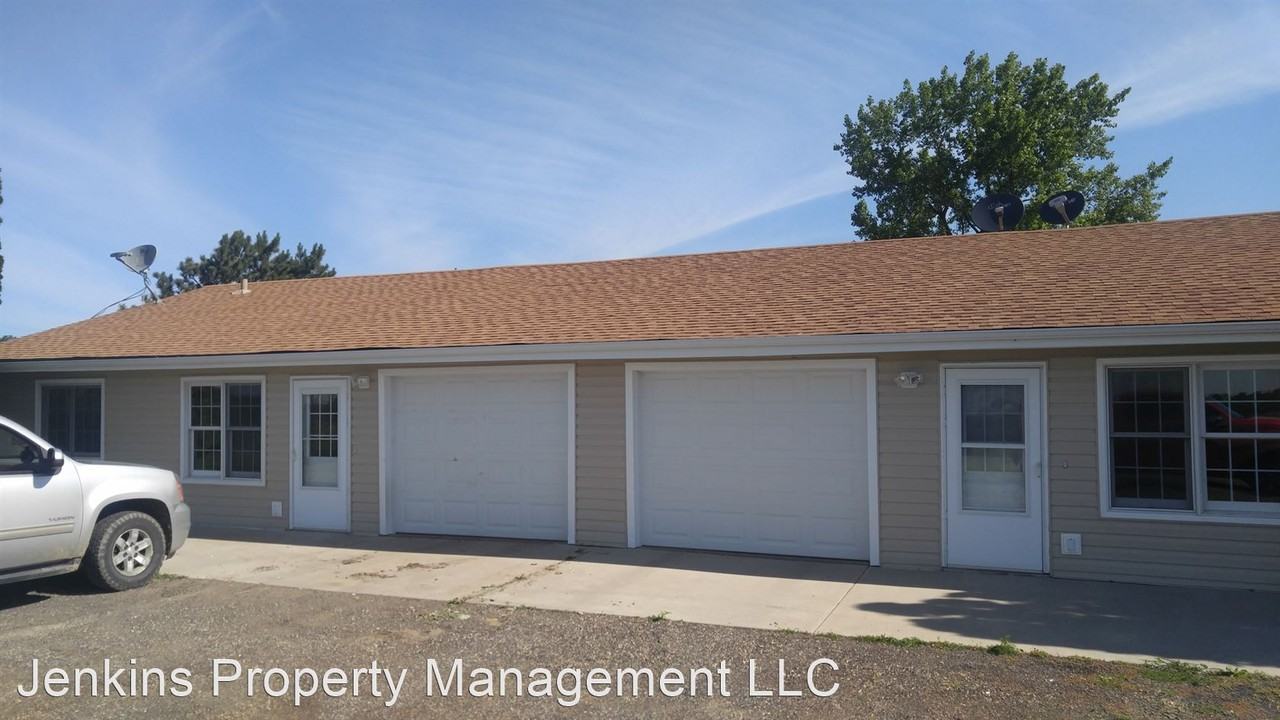 990 Coulee Trl - Photo 2 of 17