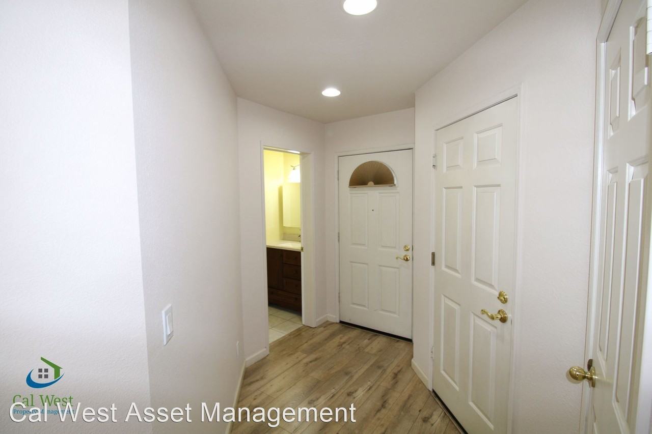 78 Washington Square Dr - Photo 3 of 31