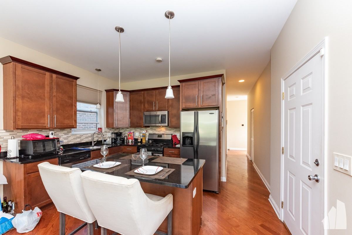 2535 W Flournoy St #2 - Photo 3 of 14