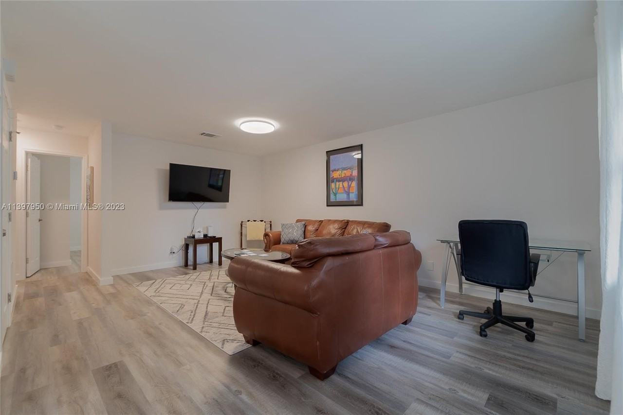 1099 Ne 35th St #2 - Photo 2 of 8