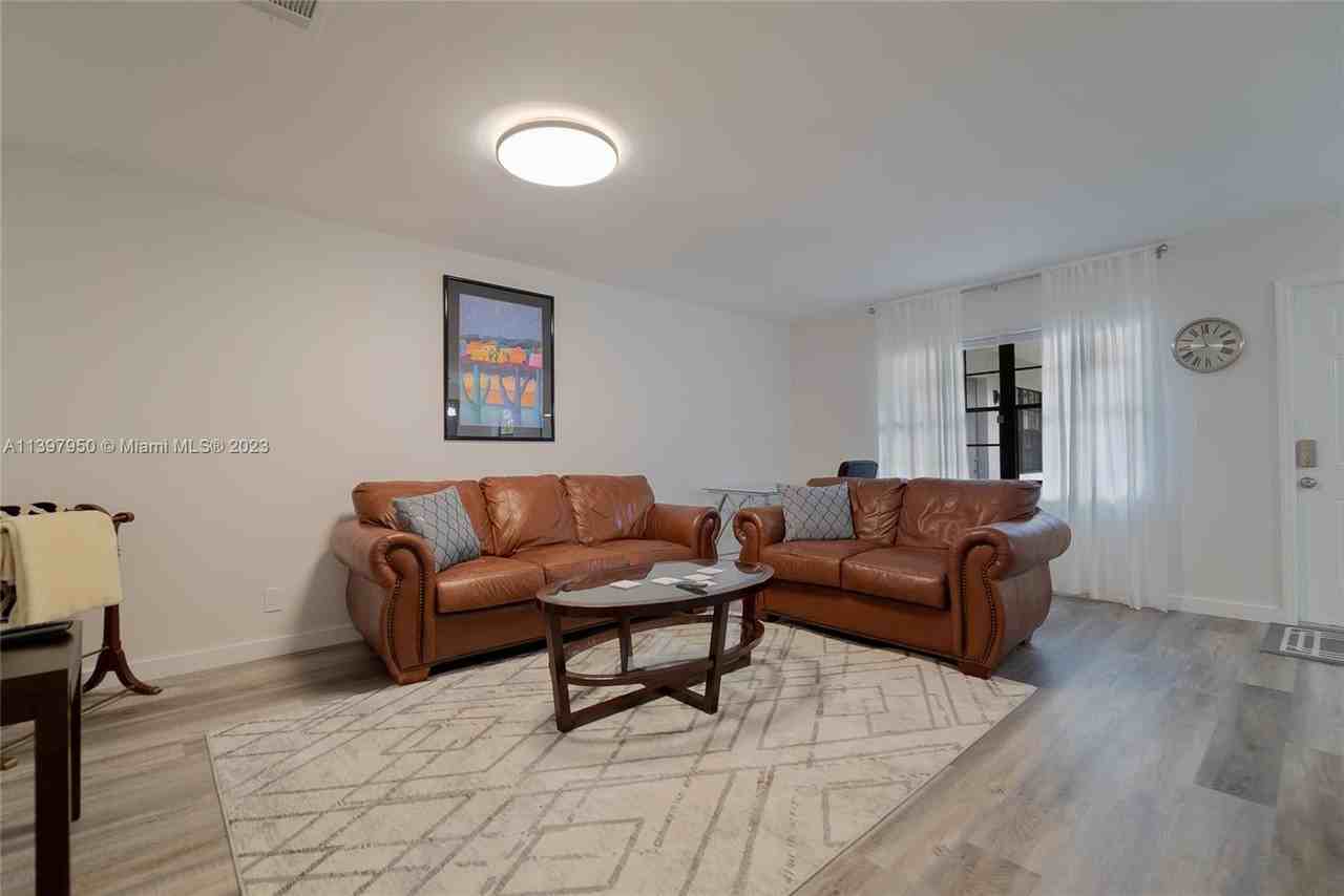 1099 Ne 35th St #2 - Photo 3 of 8