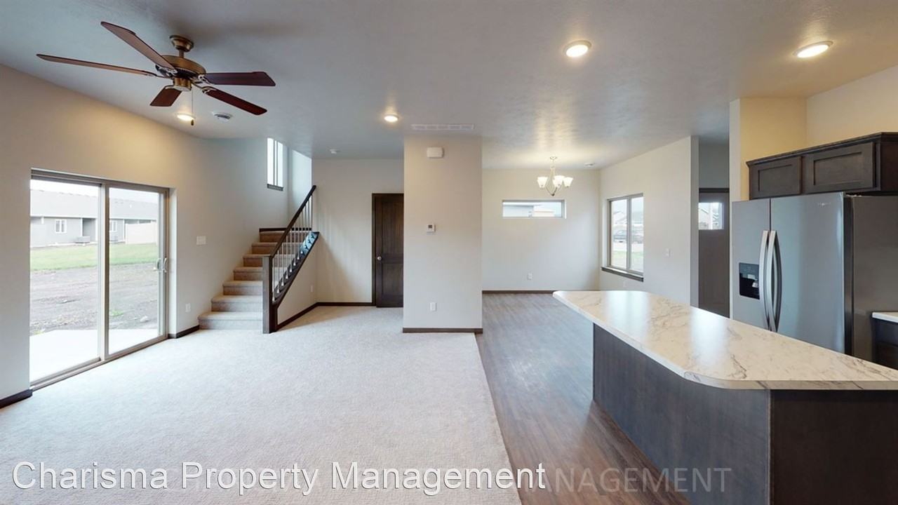 225 225 E Ivy Road  - 225 E Ivy Road Townhome - Photo 2 of 22