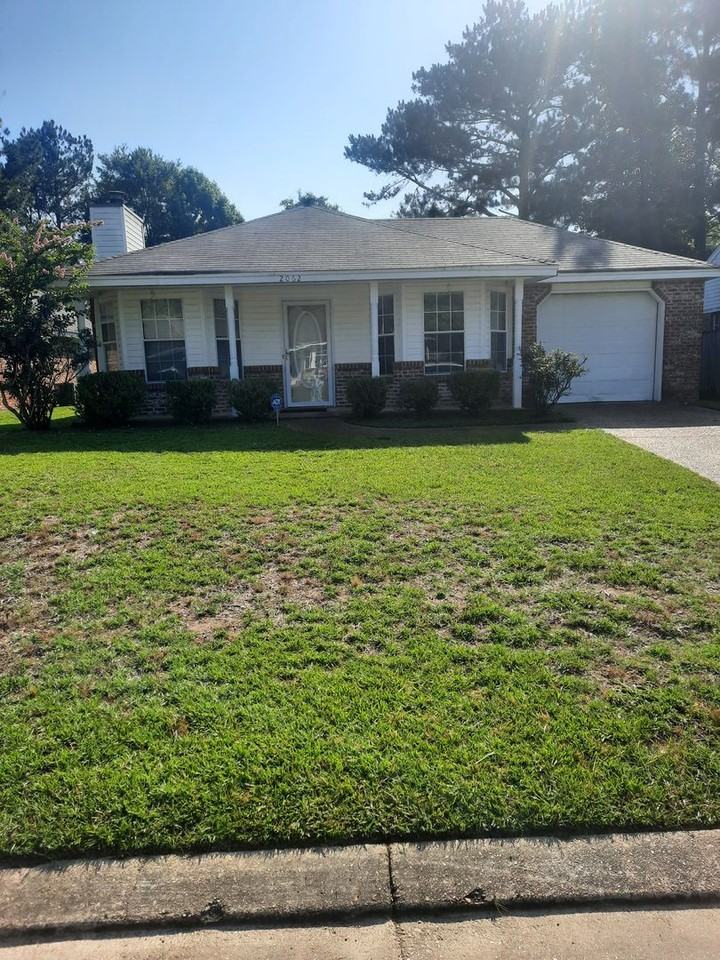 2062 Fox Hill Ln - Photo 2 of 10