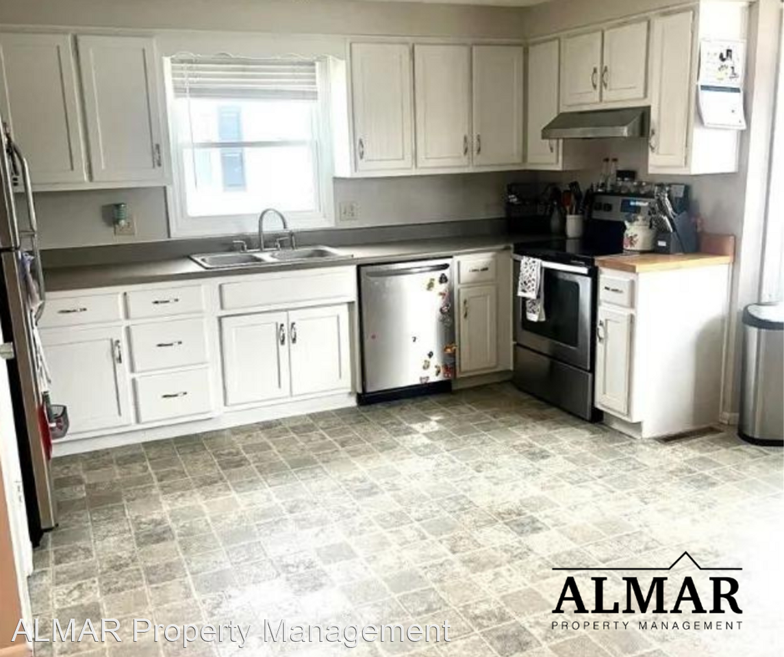 204 Michigan Dr - Photo 2 of 6