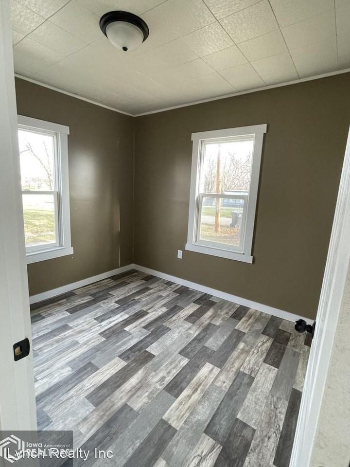 715 Lillian St - Photo 3 of 8