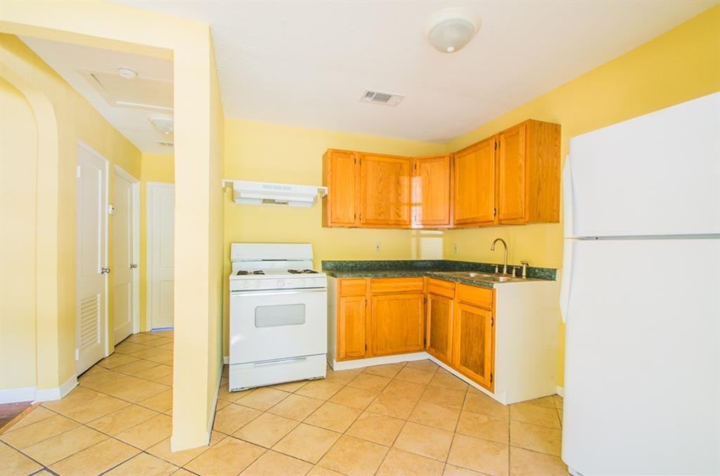 1028 Sycamore St #1 - Photo 3 of 13