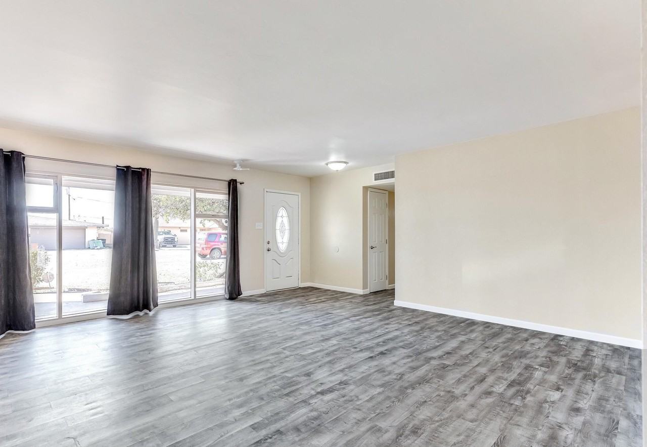 13123 N 21st Ave - Photo 3 of 25