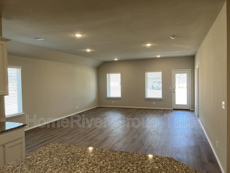 11191 S 282nd East Ave - Photo 3 of 28