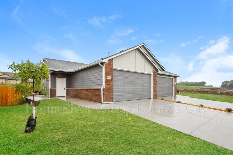 5761 E Bristol St - Photo 2 of 20