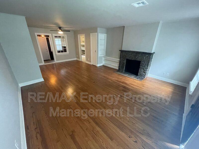 1126 Nw 55th St - Photo 2 of 25