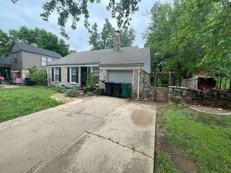 1126 Nw 55th St - Photo 3 of 25