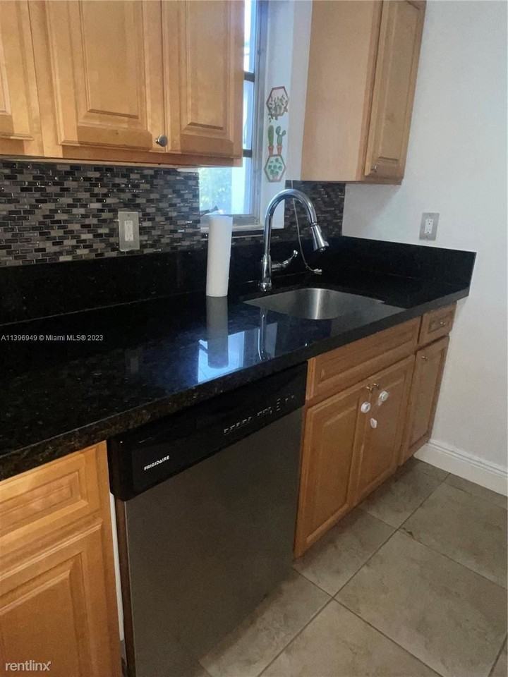 1365 Ne 140th St - Photo 3 of 15