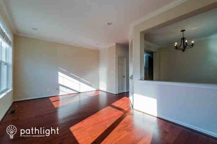 43071 Autumnwood Sq - Photo 3 of 19