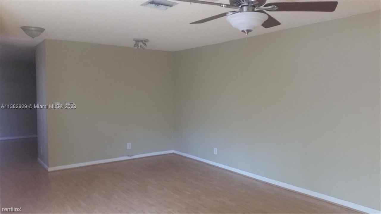 11171 Nautilus Dr - Photo 3 of 8