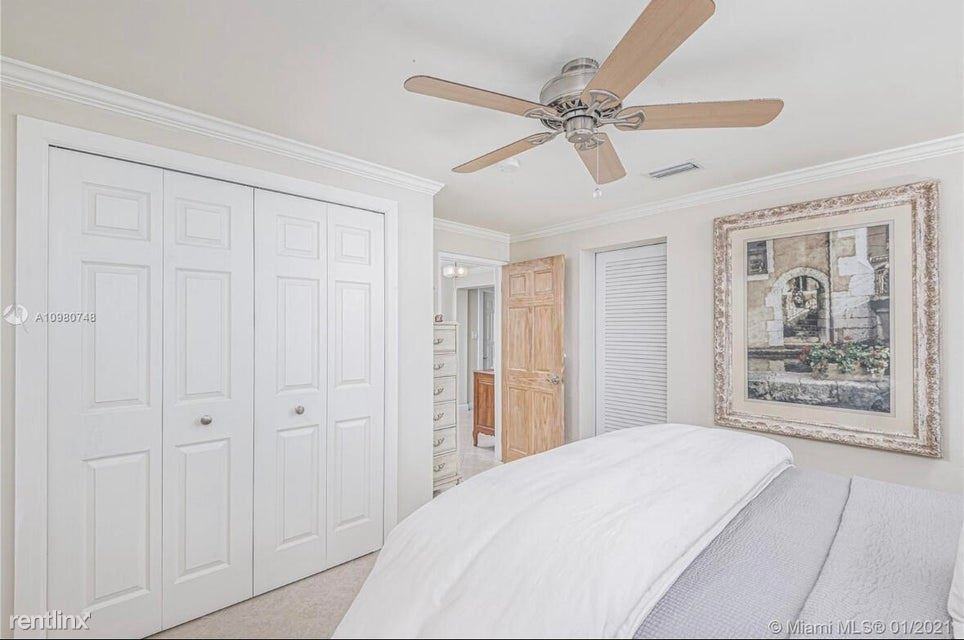 969 Ne Banyan Tree Dr - Photo 2 of 7