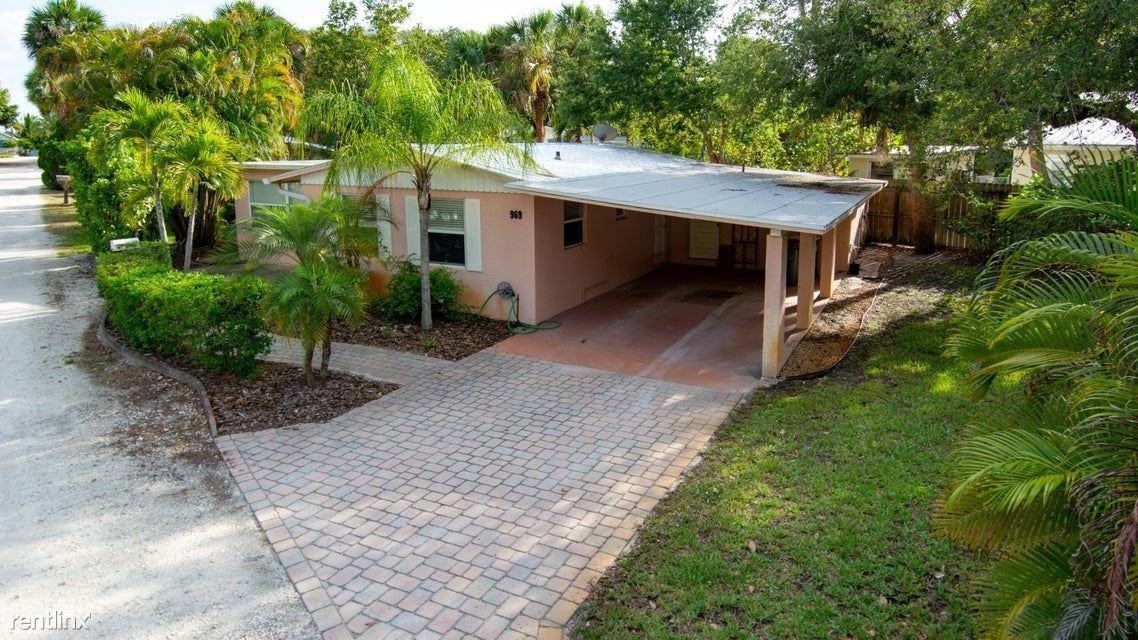 969 Ne Banyan Tree Dr - Photo 3 of 7