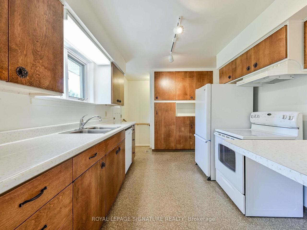 986 Srigley Street #None - Photo 3 of 6