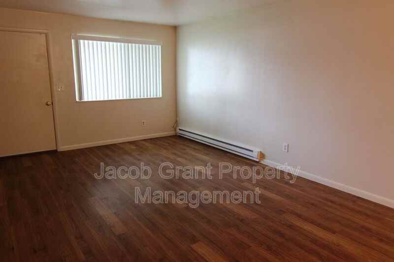1090 Canal Ave - Photo 2 of 9