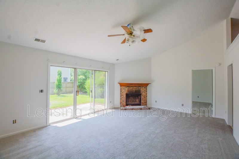 3332 Middleburry Ln - Photo 2 of 19