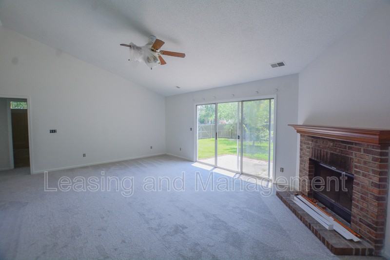 3332 Middleburry Ln - Photo 3 of 19