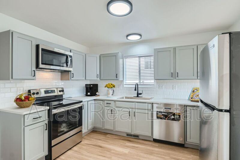 3708 3708 - Photo 3 of 13