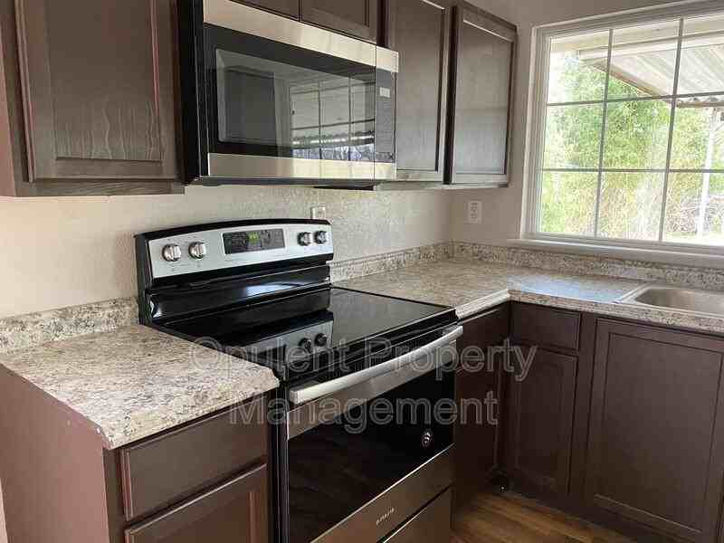 1554 Willowbrook St - Photo 3 of 23