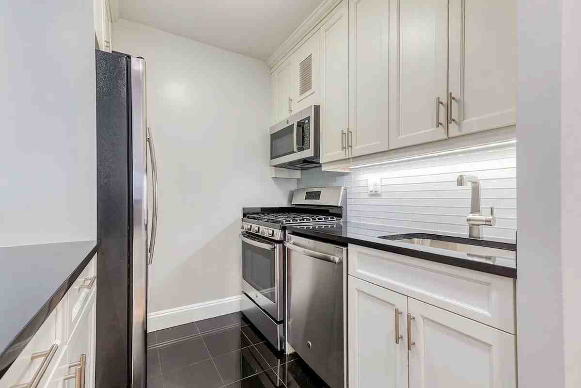 W 64th St 41A, New York, NY 10023 1 Bedroom Apartment for 5,125/month