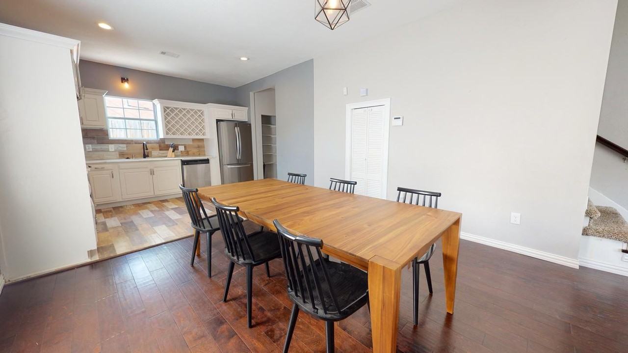 Vibrant North Oak Cliff home near great shopping & dining - Photo 4 of 28