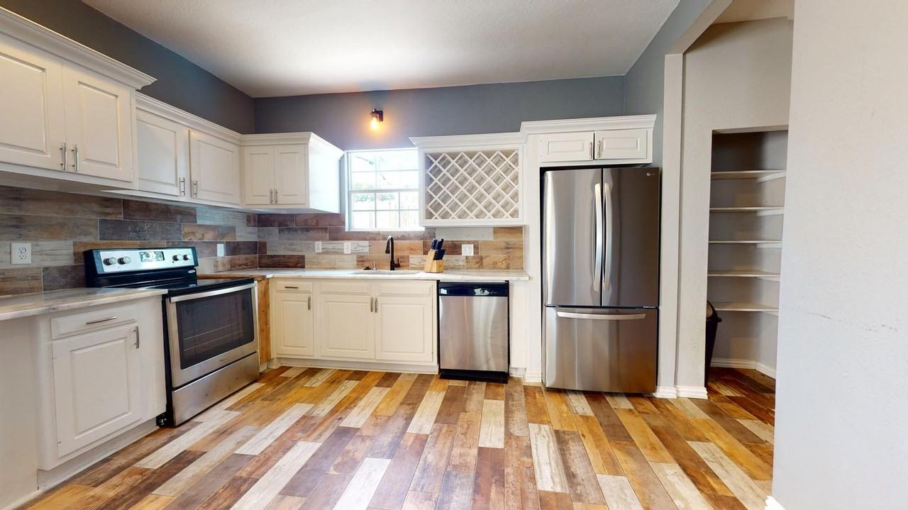 Vibrant North Oak Cliff home near great shopping & dining - Photo 6 of 28