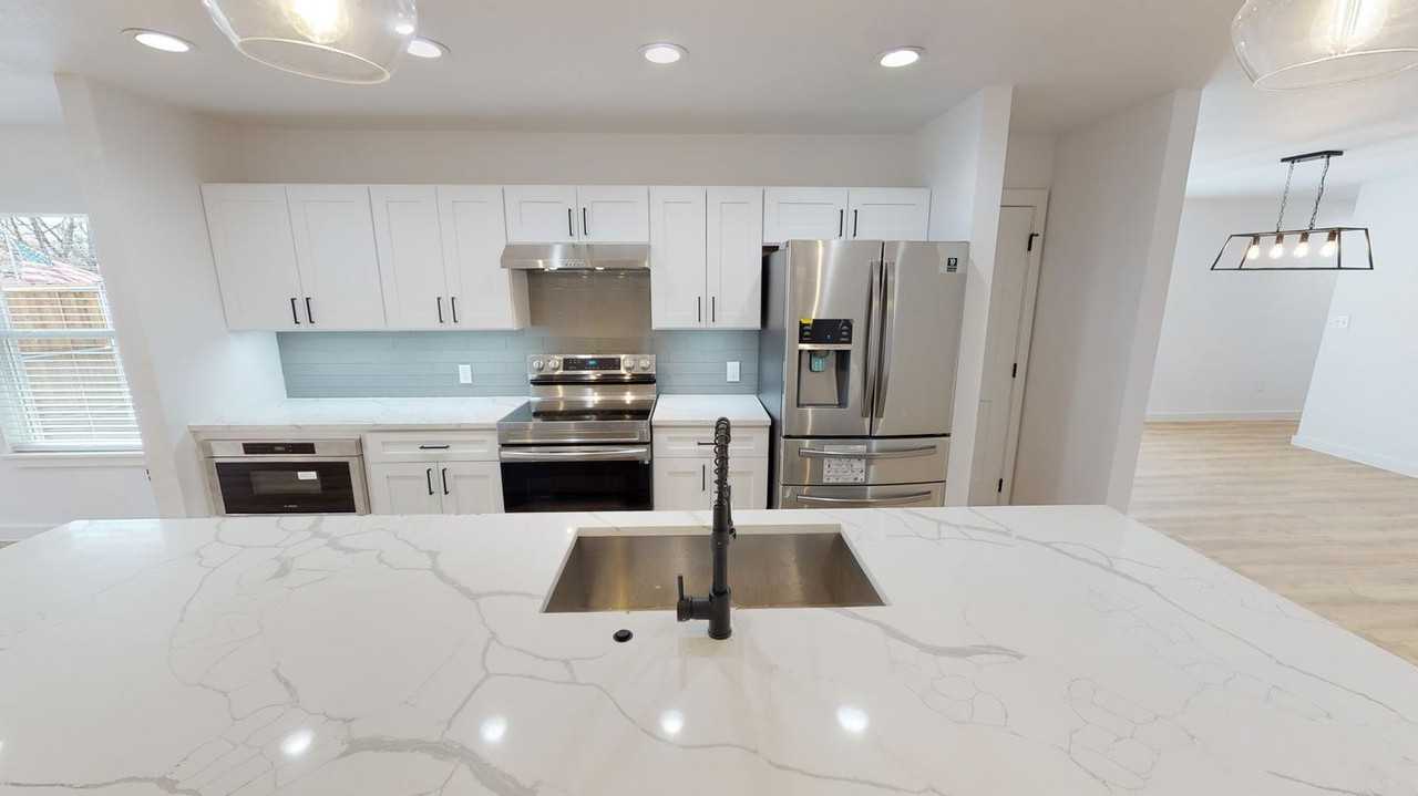 Stunning North Oak Cliff home close to Bishop Arts District - Photo 5 of 25