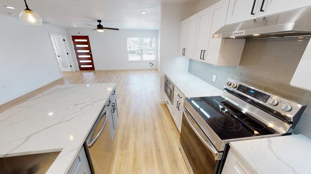 Stunning North Oak Cliff home close to Bishop Arts District - Photo 7 of 25