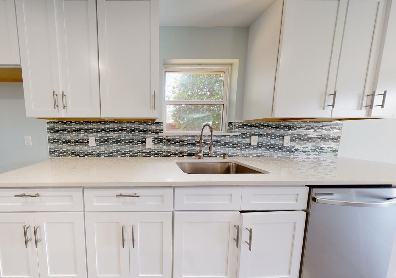 Lavishly remodeled Plano home with fenced yard & pool - Photo 5 of 27