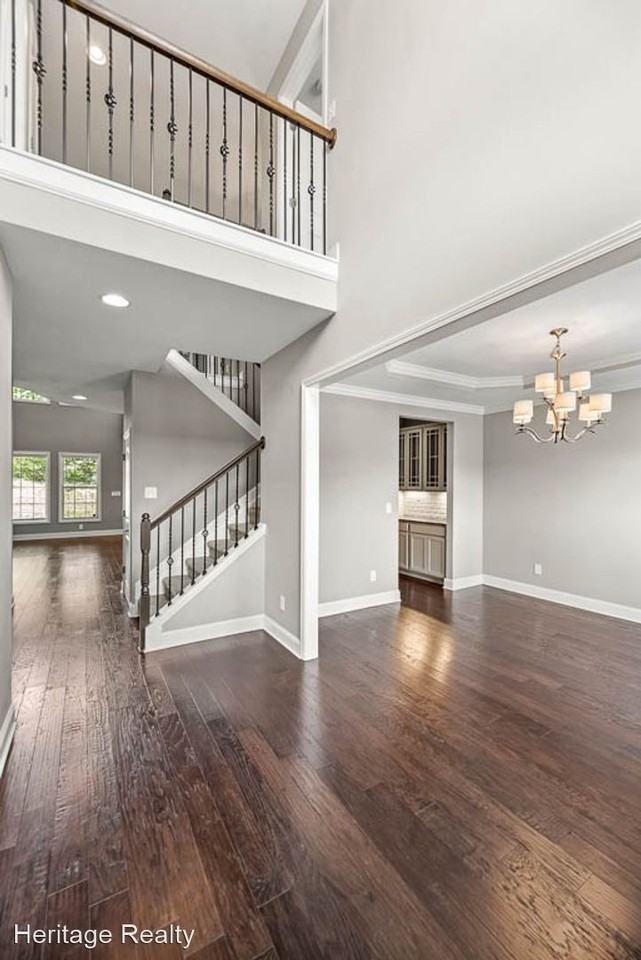 925 Brookwood Ln - Photo 3 of 38