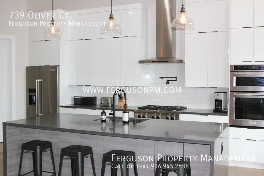 739 Oliver Ct - Photo 3 of 12