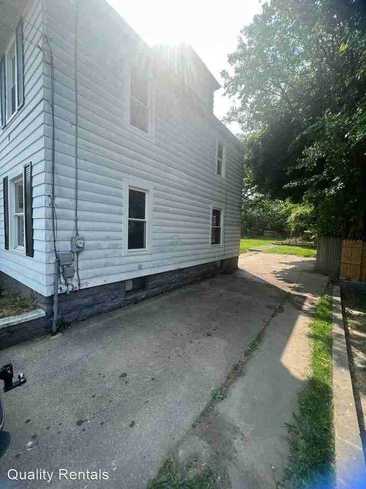 613 E 5th St - Photo 2 of 14