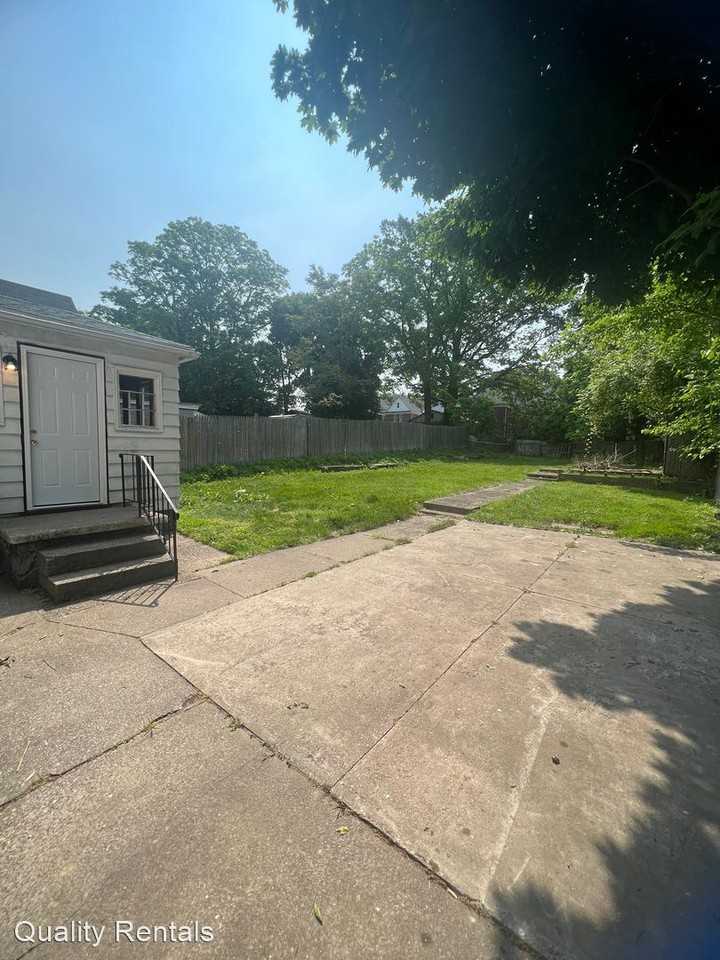 613 E 5th St - Photo 3 of 14