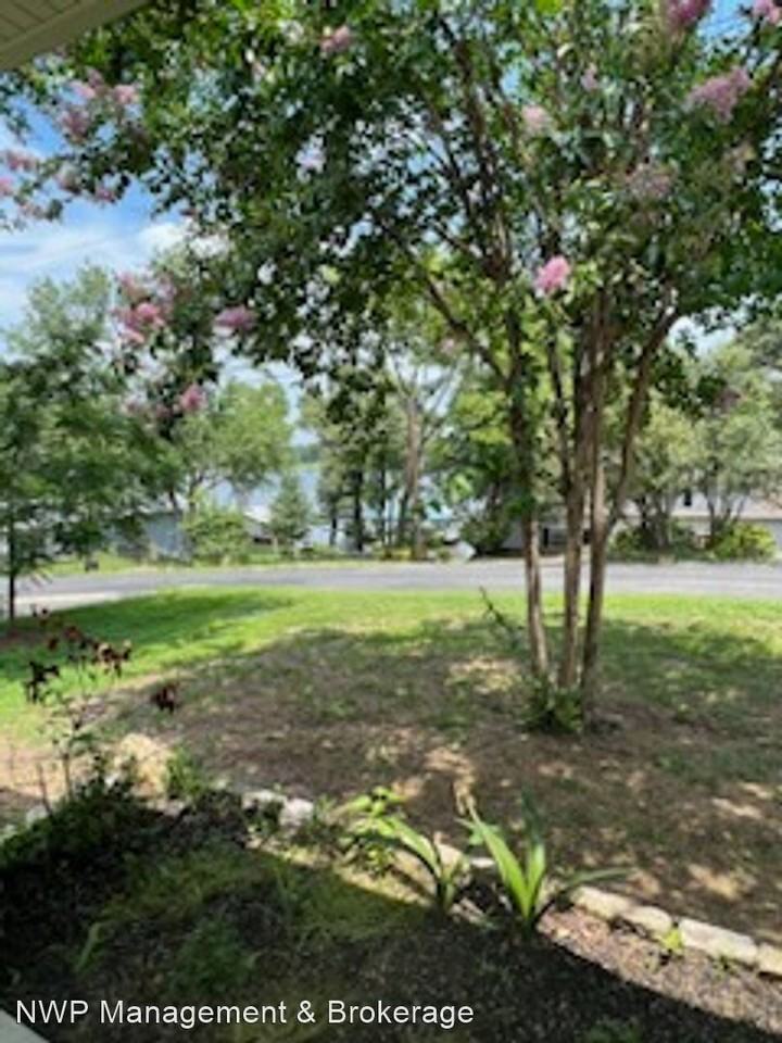 15449 Lakeside Dr - Photo 2 of 19